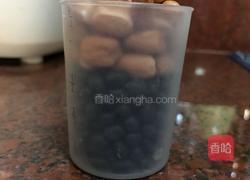 芝麻黑豆浆的做法图解1
