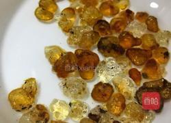 牛奶炖桃胶的做法图解1