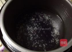 黑米粥的做法图解2