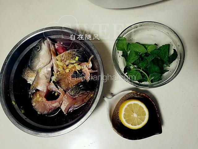 鱼洗净切成块儿 放入料酒 生抽 葱姜末腌制