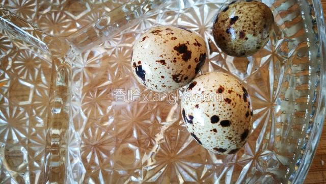 将五香鹌鹑蛋表面洗净备用