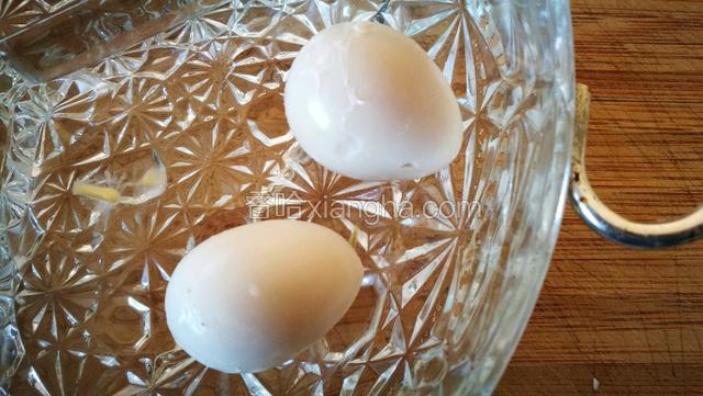将鹌鹑蛋皮剥光备用