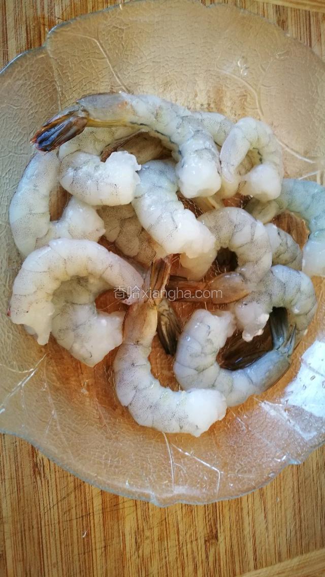 大虾仁洗净用料酒和盐以及淀粉(少许)腌制十分钟。