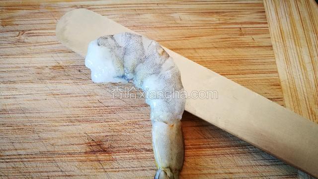 然后取一只虾仁，在虾背上用刀片开。