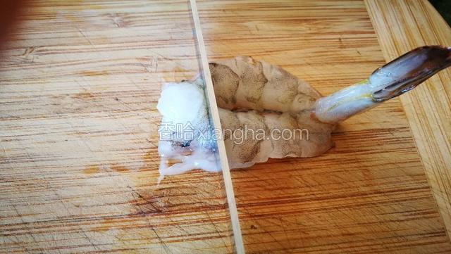 再把虾前面不正齐的部分切掉备用。