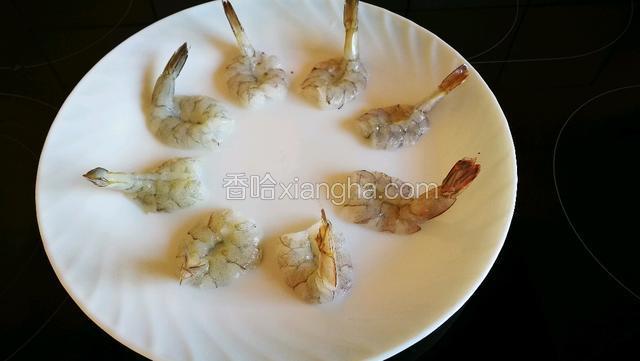 把切好的虾摆放一个盘子里备用