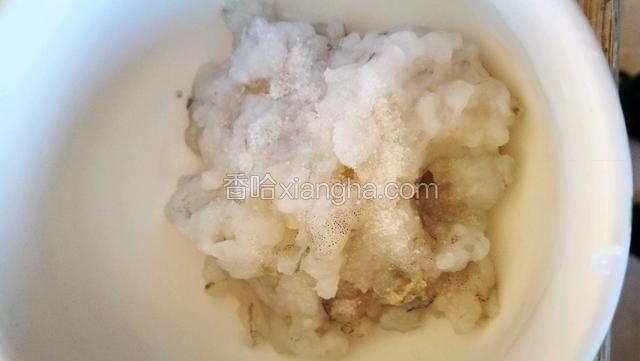 把所有切下来的虾肉和其它的虾仁一起剁成虾泥，然后放三分之一蛋清，适量盐，白胡椒粉，少许淀粉一起搅拌均匀。