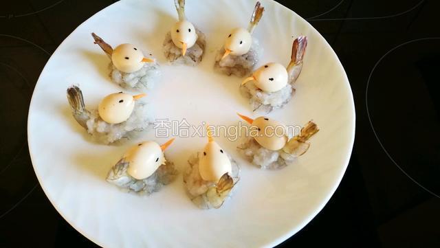 然后再把做好的凤鸟头摆在虾泥上。