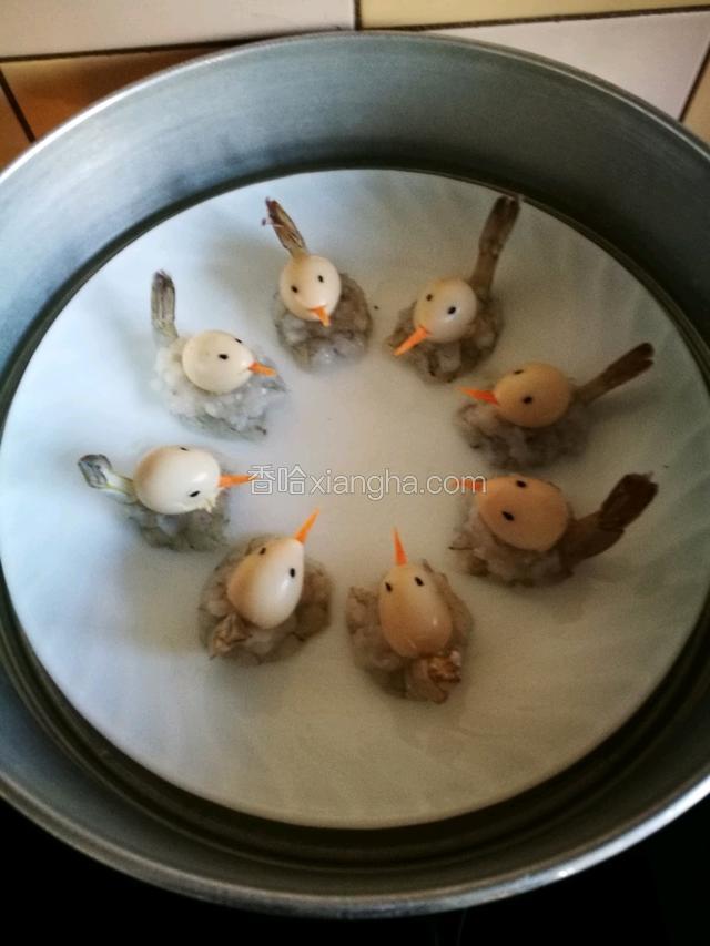 把水烧开，把装虾的盘子放到锅里大火蒸五分钟左右，待虾肉都红了就可以关火了。