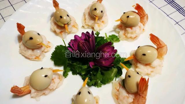 把提前准备好的香菜切段，自己地里摘的紫菊花放到盘中装饰一下，(装饰部分按自己喜好自行处理)一盘漂亮的*凤还巢*就做好了。