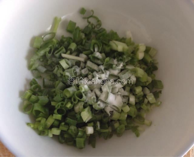 香葱切碎，撒上少许小苏打拌匀