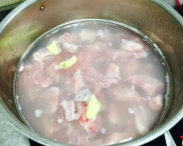 锅中放冷水把排骨放进去，加入一勺料酒和两片姜片开大火煮。