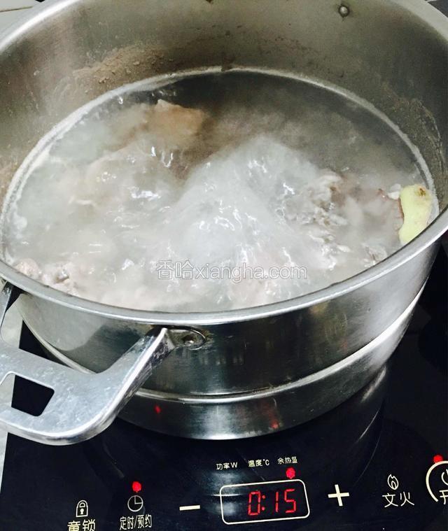 排骨煮沸后再煮15分钟。