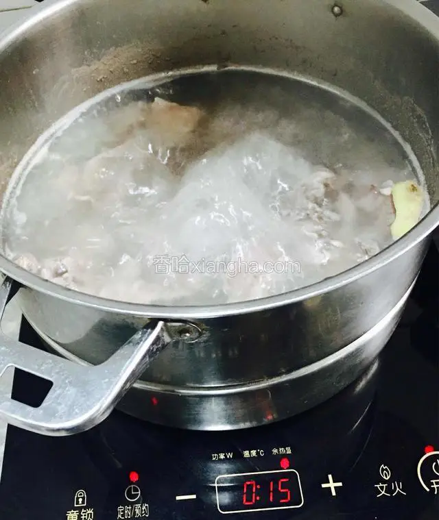 排骨煮沸后再煮15分钟。