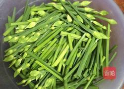 韭菜炒肉卷的做法图解1