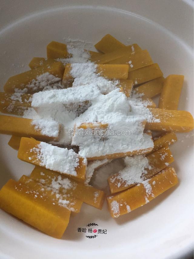 将煮后的南瓜条撒入淀粉均匀裹匀
