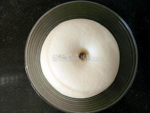 发酵至两倍大，手指沾干粉戳洞不回缩不塌陷即完成发酵。