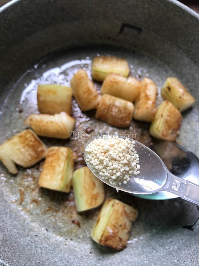 调入适量的盐跟鸡精翻匀
