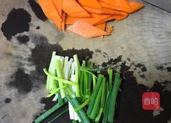 胡萝卜炒鹅蛋的做法图解2