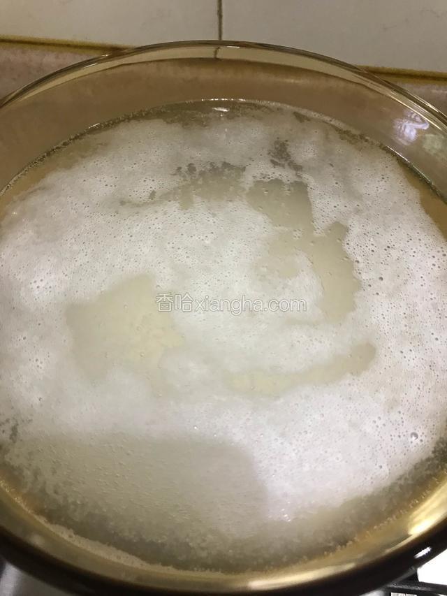 锅内适量的水、水开后下淘洗干净的米