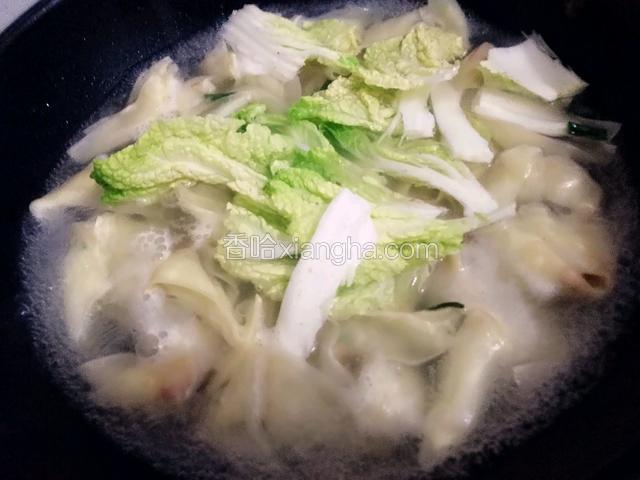 锅里放水煮熟，白菜叶