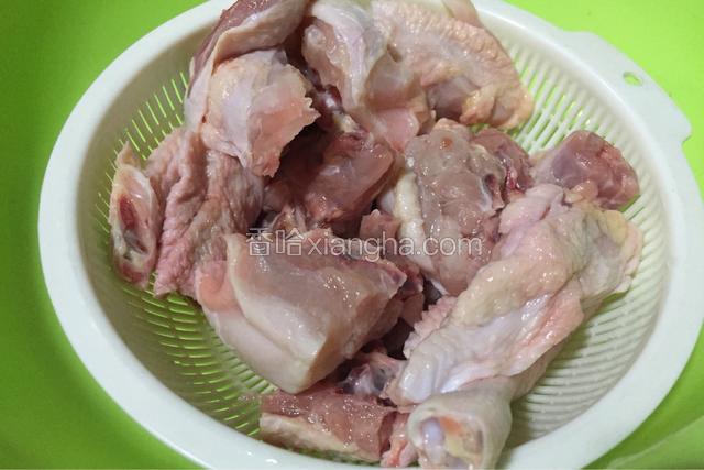 鸡肉洗净切块滤干水分