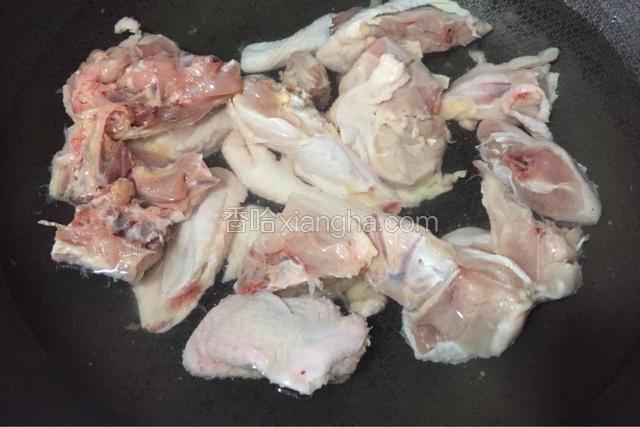 鸡肉冷水下锅汆烫一下