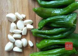 青椒配蒜头的做法图解1