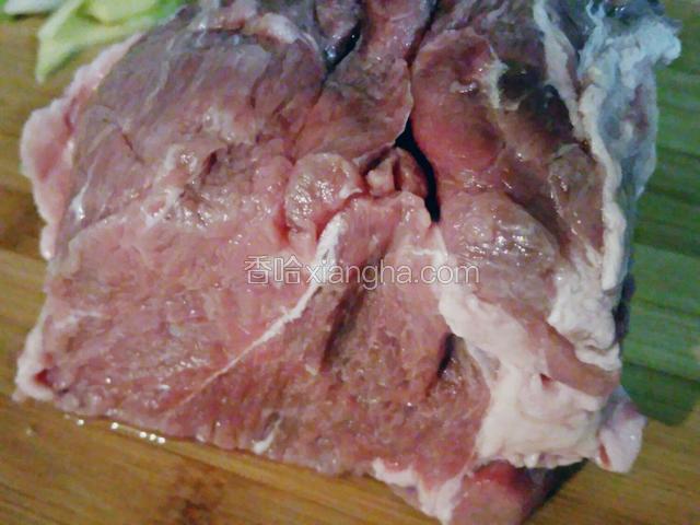 牛肉买了一大块，清洗干净。（冰箱稍微冷冻一下好切）