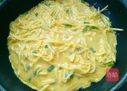 Illustration of how to make pan-fried potato and egg pancakes 8