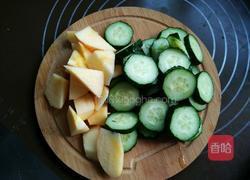 黄瓜苹果汁的做法图解2