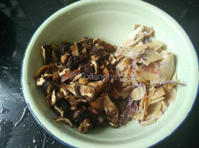 香菇、鱿鱼洗净后切小块，加入少许盐、味精拌匀。