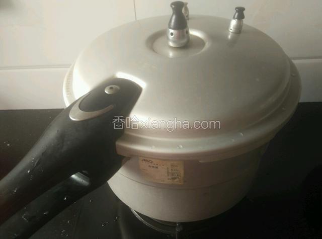 盖上盖子煮至冒气后转最小的火继续煮2.5小时后关火，凉却后即可开盖（我们这种粽子扎得特别紧，高压锅煮了不会散的）。