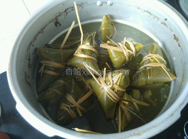 煮好后的粽子。