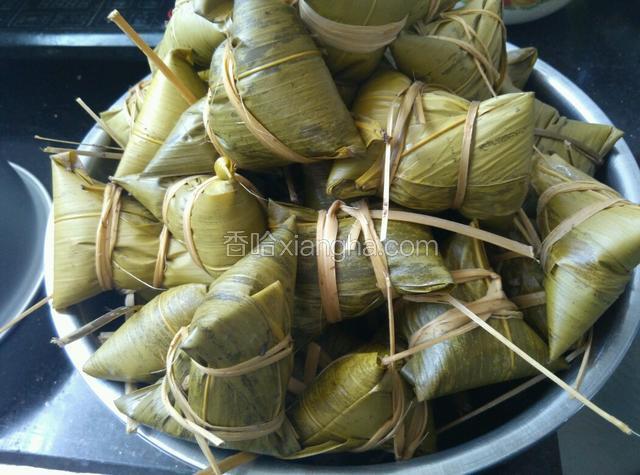 我这些材料总共包了近80个小粽子，用26公分的高压锅压了2锅还多出10个，只好再用电炖盅炖了一锅（炖了3小时，然后保温到第二天，吃的时候中间部分还不够烂）。大家可以酌情加减食材。