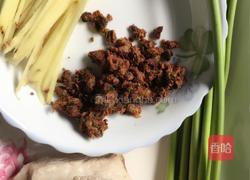 五花肉炒蒜苔的做法图解1