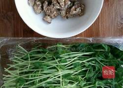 琥珀核桃豌豆苗的做法图解1