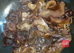 土豆炒木耳的做法图解1