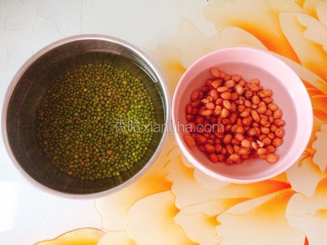 绿豆和花生提前10个小时用水浸泡。绿豆可以用不脱皮绿豆也可以用脱皮绿豆。