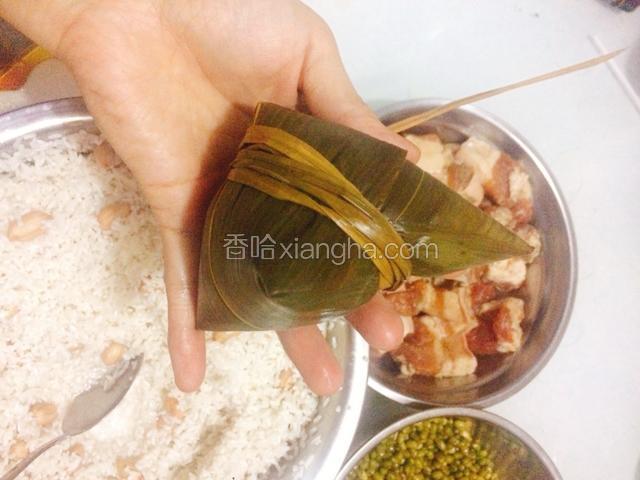 再用草绳绑好，粽子就包好了。