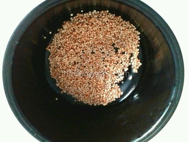 把粘高粱米倒入电饭煲内桶。