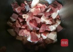 红烧肉炖土豆的做法图解1