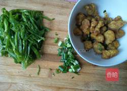 青椒炒酥肉的做法图解1