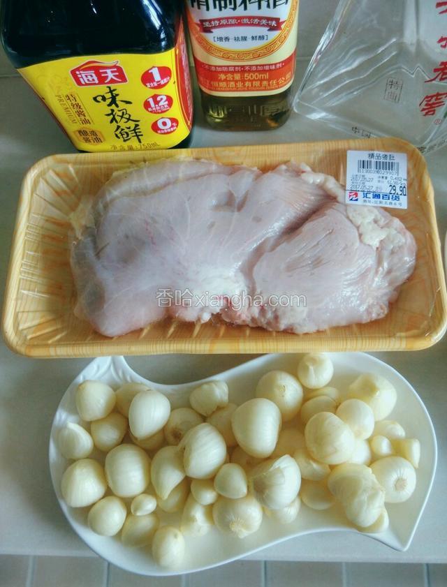 苦藠剥去外皮，洗净备用；猪肚买超市已初步清洗过的。