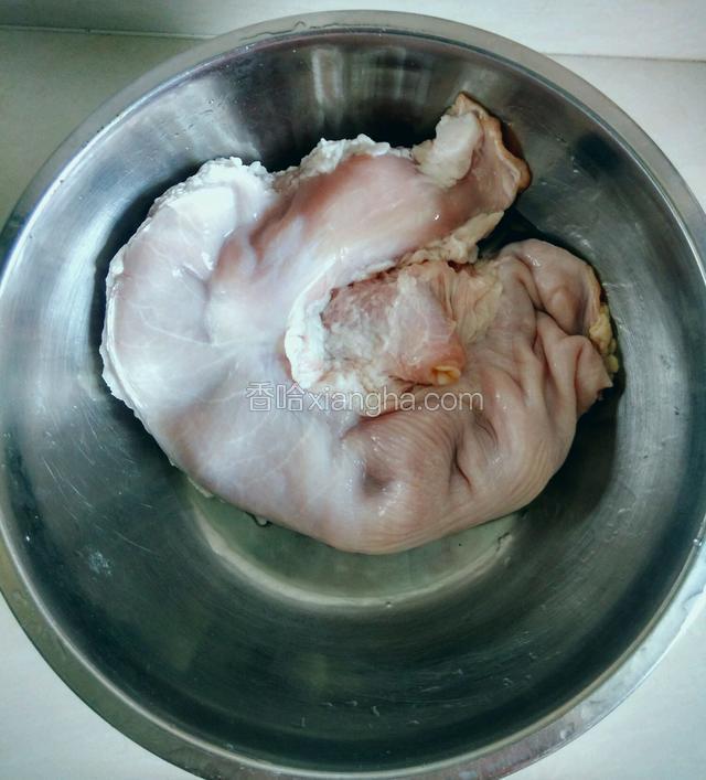 猪肚放入盆中，倒入适量料酒和盐，用力抓揉；再将猪肚的内壁，翻到外面，同样加入料酒和盐，用力抓揉。会有粘液出来，用清水反复清洗。里外都要清洗干净，直至水变得清澈。