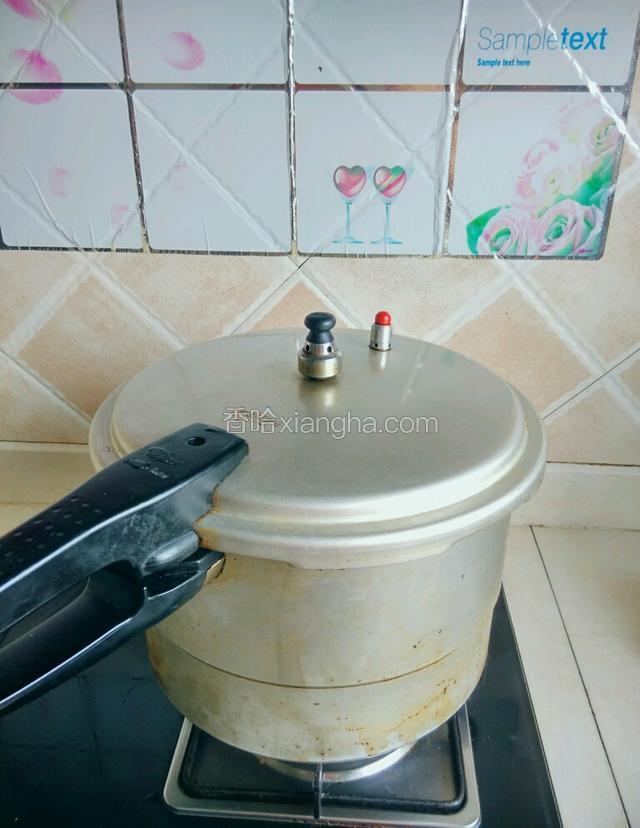 盖上盖子，等高压伐冒气，煮20分钟关火。