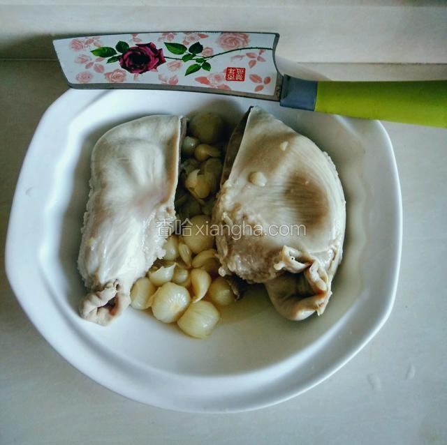 待高压伐不再冒气，将猪肚捞出放入汤盆中。用熟食专用刀，从中间把猪肚切开，倒出中间的苦藠；将猪肚切条，摆在苦藠上。