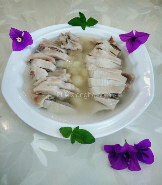 将少许盐加入高压锅中搅匀，倒入汤盆中。摘几朵自家种的三角梅和薄荷叶，装饰一下。是不是美美哒！
