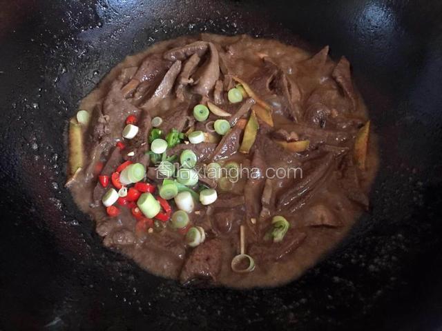 因为用生抽和料酒腌制的关系，炒的时候会出汤，大火爆炒很快就会炒干的。放入葱块和辣椒翻炒。