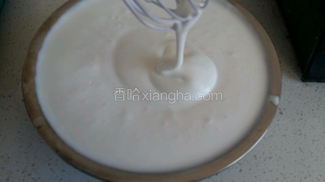 一小时后取出，继续打发五分钟以上（手动需要十分钟以上）。再放回冷冻室。